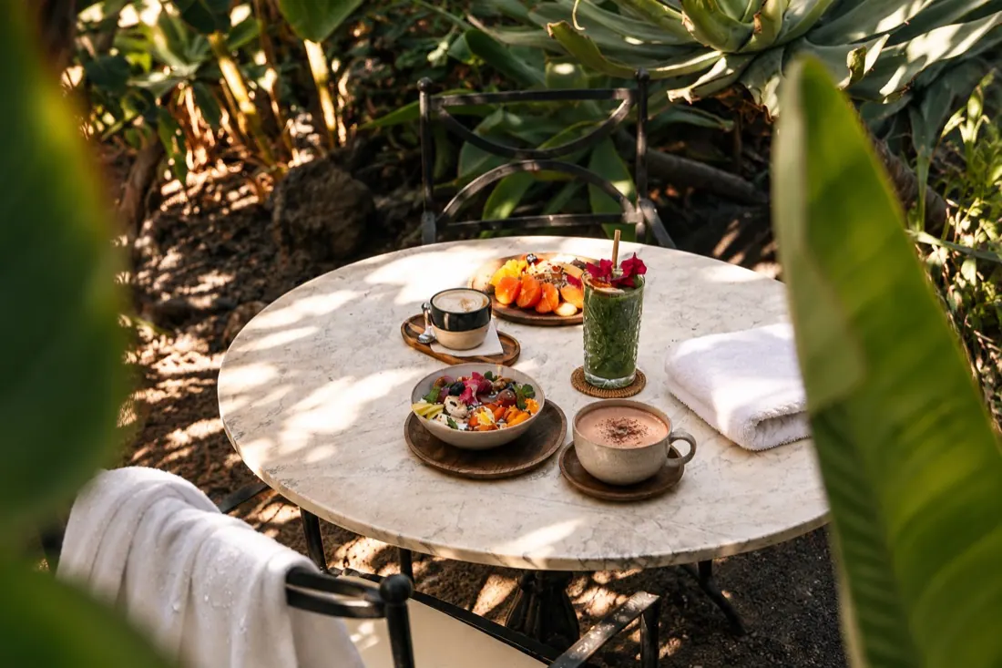 La misma mesa con cacao caliente, una toalla y una bata húmeda