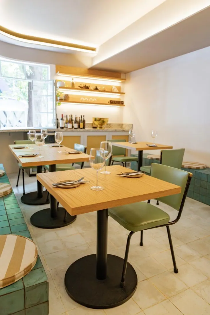 Comedor de Calma con mesas vacías, antes
