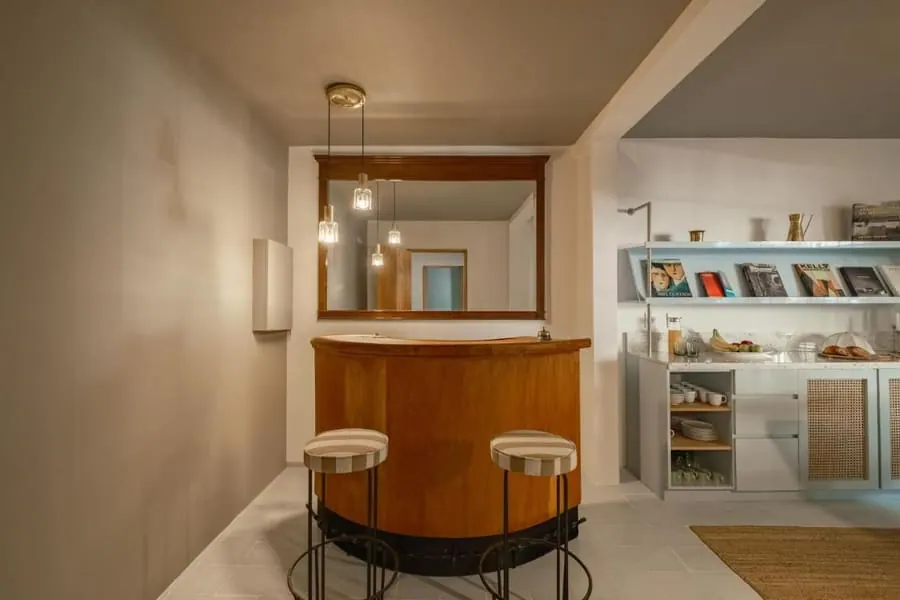Barra curva de madera con dos bancos, antes