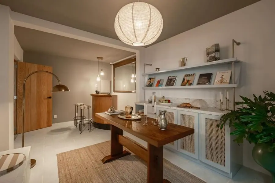 Sala común con mesa larga, antes