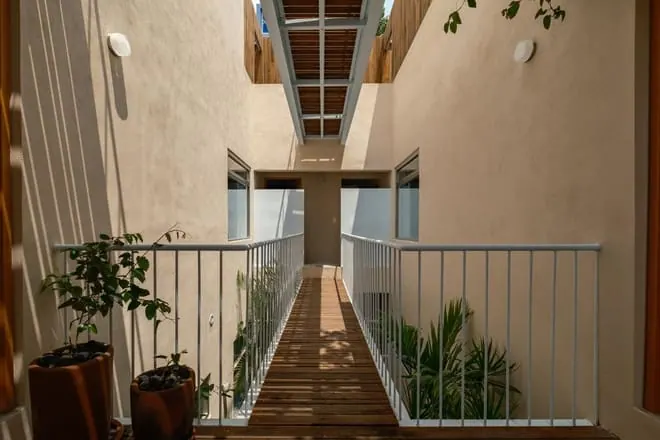 Un puente sobre el pozo de luz, antes