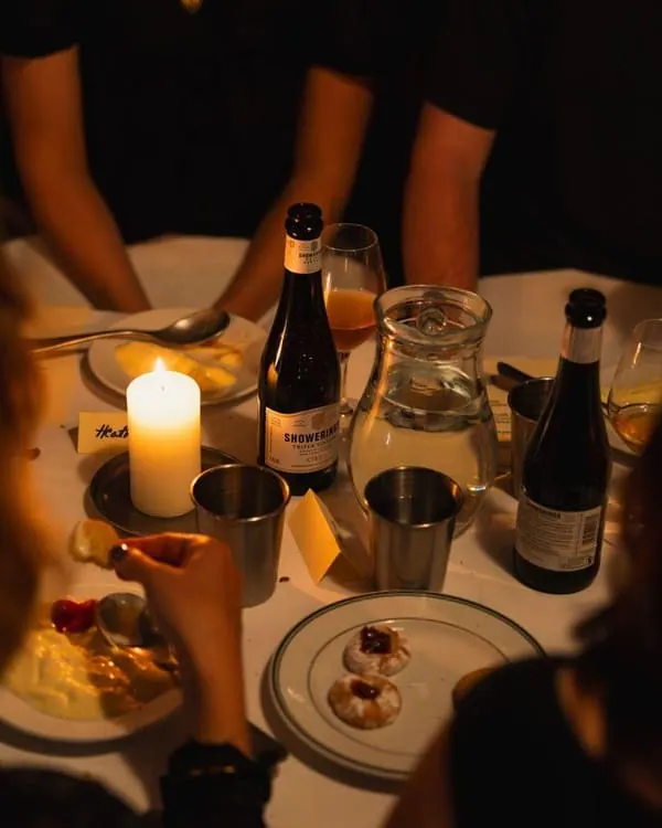 Mesa iluminada con velas por la noche, antes