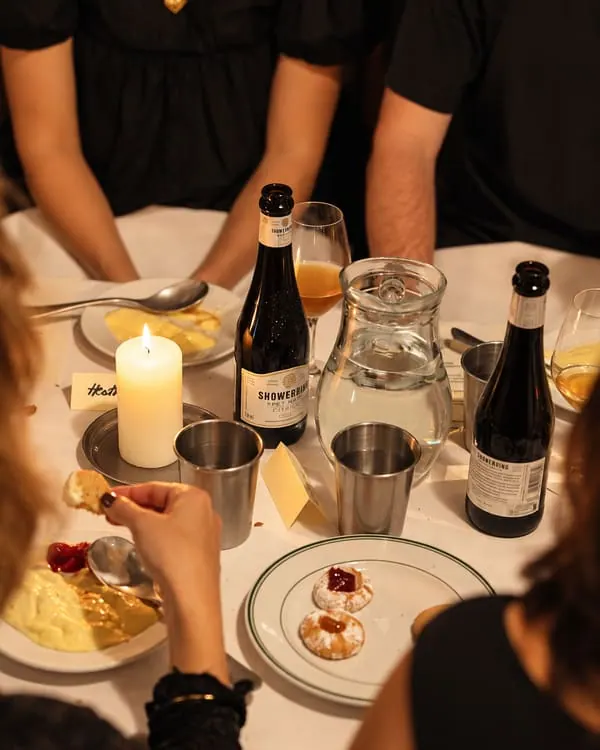 Mesa iluminada con velas por la noche, después