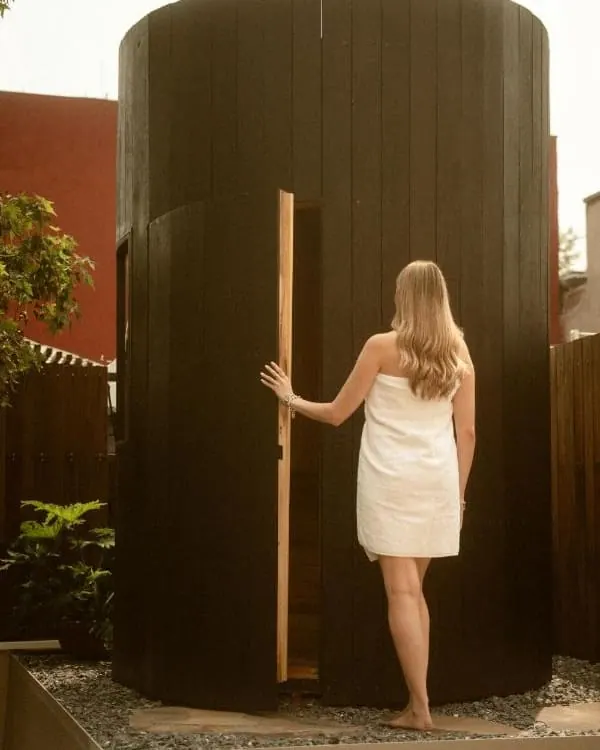 Un huésped en la puerta del sauna, antes