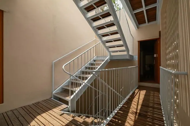 La escalera de acero blanco, antes