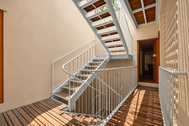 La escalera de acero blanco, después