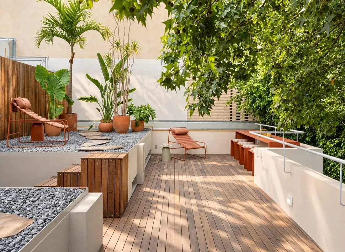 La misma terraza de la azotea después, con sol de media mañana