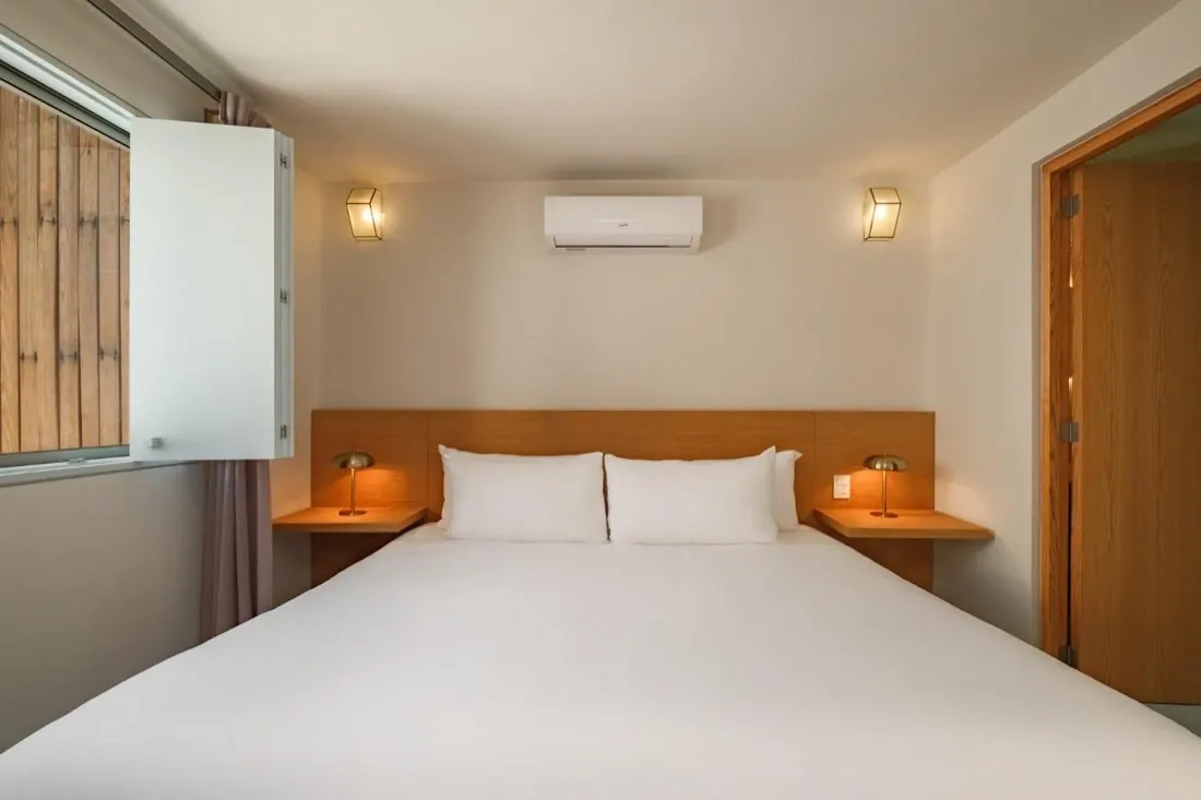 Cuarto con cabecera de roble y contraventana abierta, antes