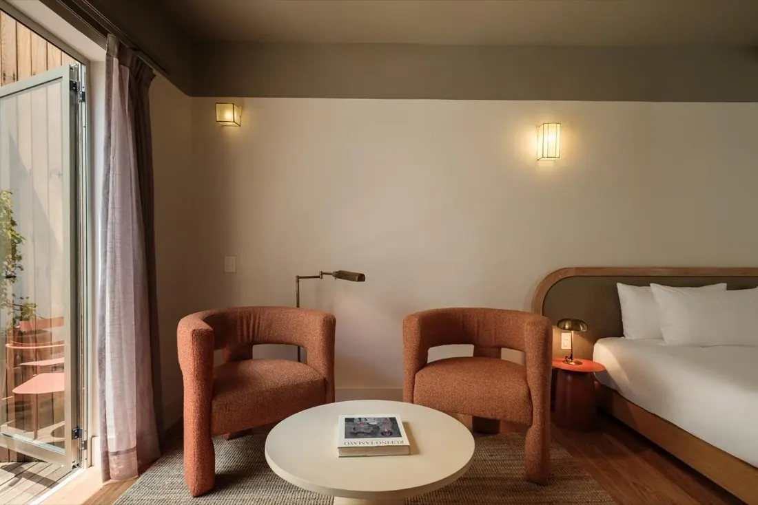 Cuarto con dos sillones color terracota, antes