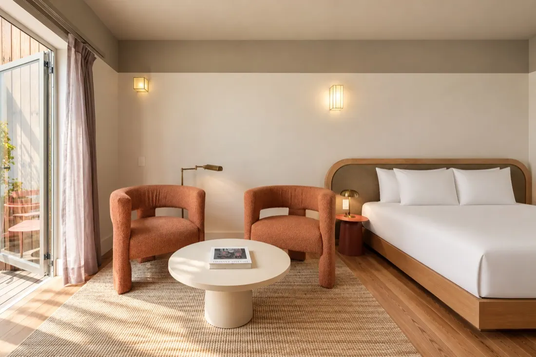 Cuarto con terraza, luminoso, con la cama completa en cuadro