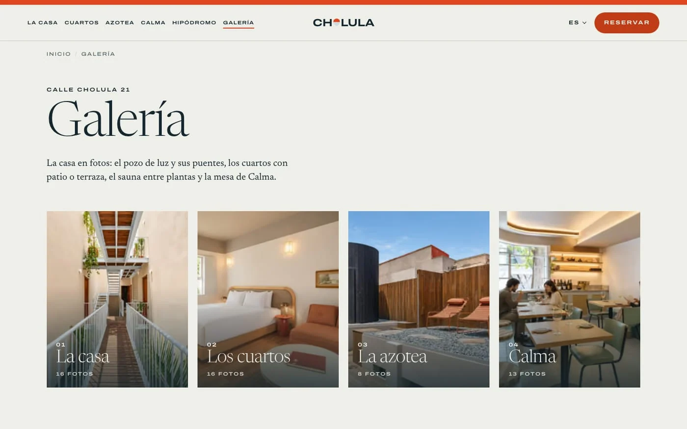 Página de galería con cuatro capítulos: la casa, los cuartos, la azotea y Calma