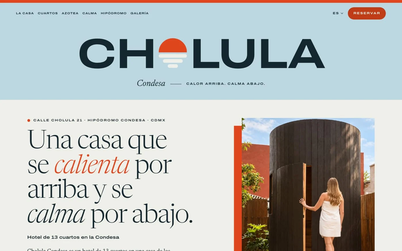 Página de inicio del sitio nuevo en computadora: logo de Cholula, la frase Calor arriba, Calma abajo, y un huésped entrando al sauna de la azotea