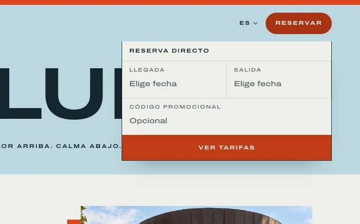 Panel de reserva abierto desde el botón Reservar del encabezado: Llegada, Salida, Código promocional y Ver tarifas